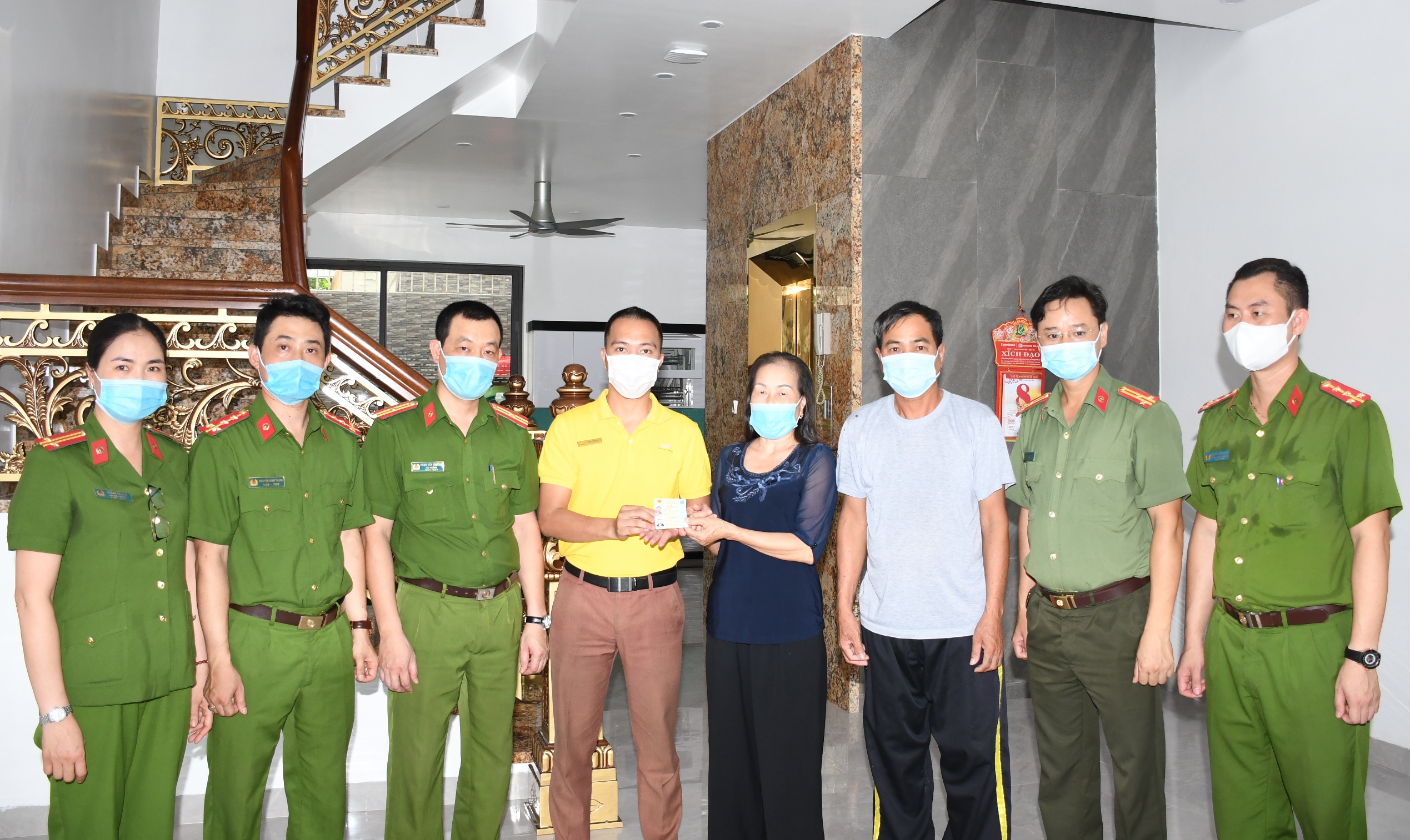 Bàn giao 4.704 CCCD gắn chíp điện tử cho Bưu điện trung tâm 3 Bưu điện TP Hải Phòng chuyển tới nhân dân phường Tràng Cát, Nam Hải (Hải An)